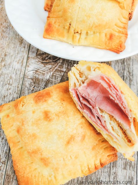 Keto Ham and Cheese Pockets Ham And Cheese Pockets, Chili Cheese Dog Recipe, Cheese Pockets, Fat Head Dough, Ham And Cheese Sandwich, Sandwich Ingredients, White Castle, Ketogenic Diet Meal Plan, Low Carb Lunch