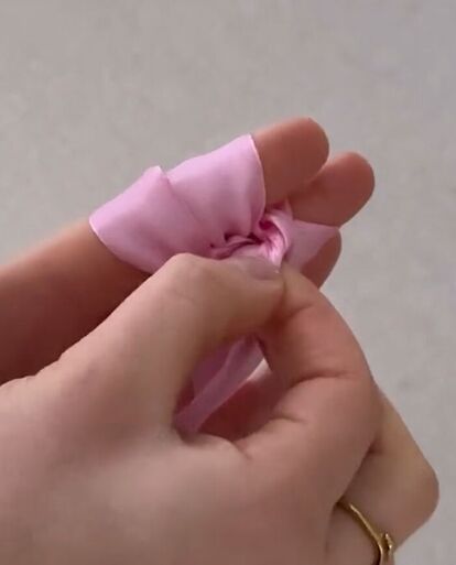 Making the perfect bow from a ribbon is easier than you think, if you follow this ribbon and bow tutorial! Now you can make bows to match everything, and for every occasion. Easy Bow Tutorial, Ribbon Bow Tutorial, Easy Bow, Satin Quilt, Make A Bow, Ribbon Crafts Diy, Chiffon Ribbon, Perfect Bow, Make Bows