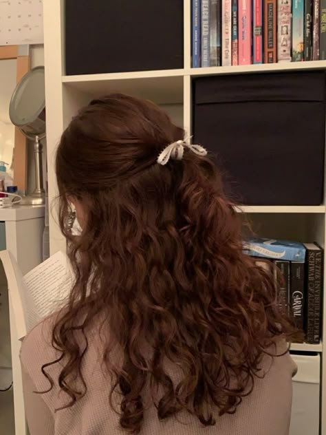 Wavy Aesthetic Hairstyles, Chocolate Hair Color Curly, Wavy Hair Inspo Hairstyles, Wavy Hair Hairstyles Ideas, Coquette Curly Hair, Chocolate Curly Hair, Classic Curly Hair, Chic Curly Hair, 2b Hairstyles