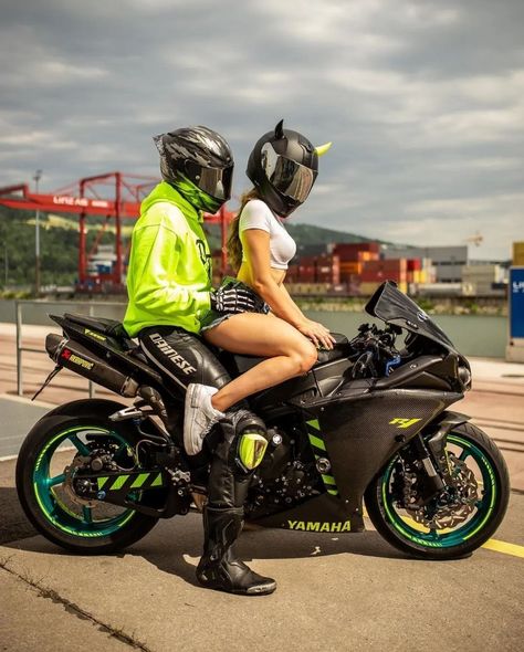 Motorcycle Riding With Friends, Motorcycle Couple Pictures, Motorcycle Photo Shoot, Travel Motorcycle, Bike Couple, Biker Couple, Motorcycle Couple, Biker Photography, Motocross Love