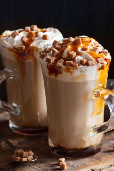 September Drinks, Toffee Nut Coffee, Christmas Coffee Drinks, September Christmas, Toffee Coffee, Christmas Toffee, Toffee Nut Latte, Best Christmas Cookie Recipes, Dessert Aesthetic