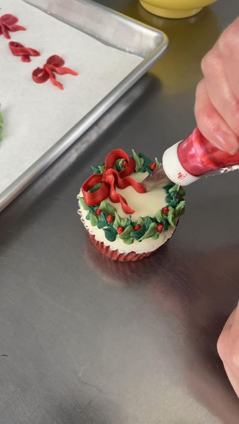 How to make Christmas wreath cupcakes | Cake decorating tips, Cake decorating techniques, Christmas cupcakes Make Christmas Wreath, Wreath Cupcakes, Cupcake Decorating Tips, Christmas Cake Designs, Cupcake Cake Designs, Cake Decorating Piping, Cupcakes Cake, Cake Decorating Videos, Cake Decorating Designs