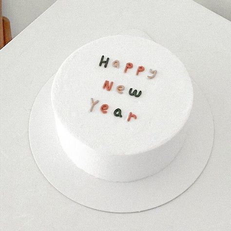 New Year Cake Designs, Minimalistic Cakes, Minimalist Cakes, Minimalist Cake, Land Design, Nails Minimalist, Birthday 19, Birthday 10, Pastel Cakes