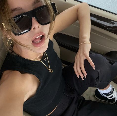 Emma Chamberlain Outfits, Emma Chamberlain, Square Sunglasses Women, Fitness Inspo, Cool Girl, Sunglasses Women, Nct, A Woman, Square Sunglass