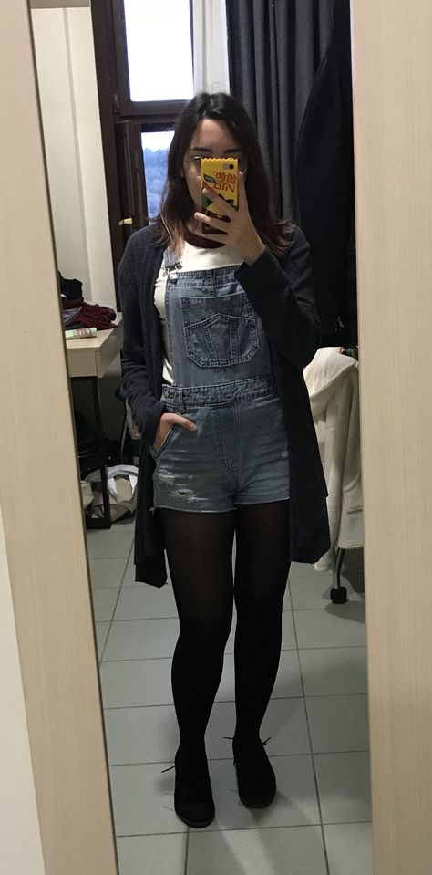 Jeans Overall Outfit, White Jeans Winter, Denim Overall Shorts, How To Wear Heels, School Shorts, Shoes Fall, Bralette Outfit, Overall Outfit, Denim Overalls Shorts