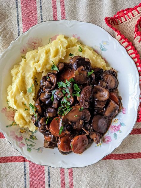 French-Style Mushroom Stew French Soup, Mushroom Stew, Roasted Mushrooms, French Dishes, Mushroom And Onions, Stew Recipe, Food Help, Healthy Appetizers, Mushroom Recipes