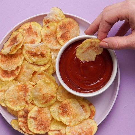 Microwave Potato Chips: The Perfect Motzei Shabbat Snack Microwave Potato Chips, Homemade Potato Chips, Microwave Potato, Potatoes In Microwave, Bbq Spice, Spice Rub, Homemade Snacks, Sliced Potatoes, Yummy Dips