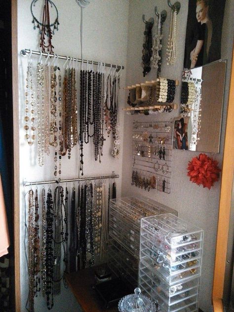 Jewelry Organizer Wall Closet Ideas, Jewlrey Organization Wall Diy, Jewelry Organization Wall, Organizing Jewelry Ideas, Moulding Design, Wall Molding Design, Jewelry Organizer Diy Wall, Cloud Sofa, Wall Moulding