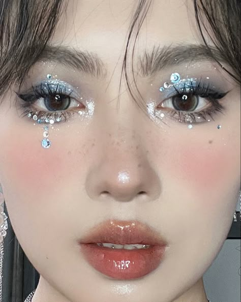 Demure Makeup Look, Douyin Silver Makeup, Cute Concert Makeup Looks, Enhypen Makeup Looks, Rhinestone Placement Makeup, Kpop Concert Makeup Looks, Douyin Pearl Makeup, Rhinestone Tears Makeup, Space Inspired Makeup