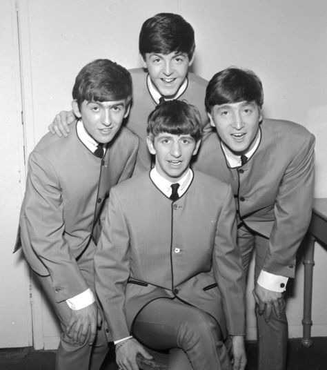 The Beatles wearing the amazing Pierre Cardin collarless suit 1960s Linda Eastman, Jeanne Moreau, Beatles Photos, John Lennon Beatles, Beatles Pictures, Beatles John, The Fab Four, Ringo Starr, George Harrison