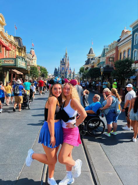 Bestie Disney Trip, Matching Disney Outfits Bff, Preppy Disney Outfits, Cute Disney Fits, Park Fits, Disneyworld Outfits, Disney Outfit Ideas, Disney Poses, Disney Picture Ideas