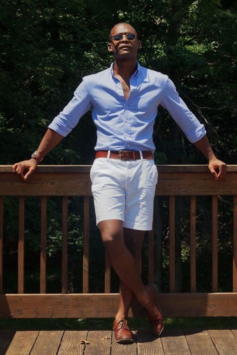 Stylist Tips for Men: How to Wear White Shorts | Men's White Shorts + Classic Blue Button Down Effortless Summer Style http://effortlesstyle.com/stylist-tips-mens-white-shorts/ White Dress Shorts, Mens White Shorts, Don Pedro, Short Blanc, Mens Shorts Outfits, Mens Summer Outfits, Short Men Fashion, Mens Fashion Smart, Blue Long Sleeve Shirt