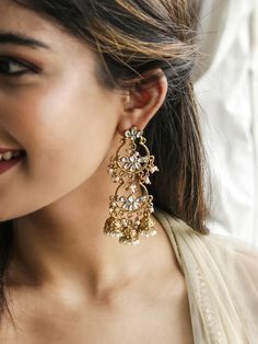 Earrings For Indian Dresses, Earrings With Lehenga, Traditional Jewelry Earrings, Indian Women Jewelry, Onam Jewelry Ideas, Indian Bridesmaids Earrings, Indian Jwellery Shoot Ideas, Simple Kundan Jewellery, Traditional Jewellery Photography