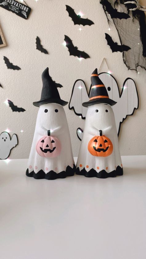 Ceramic Halloween Ghosts, Halloween Things To Make Out Of Clay, Halloween Clay Ideas Easy, Clay Halloween Ideas, Clay Ghost Diy, Clay Halloween Crafts, Halloween Clay Ideas, Ghost Clay, Hay Bale Art