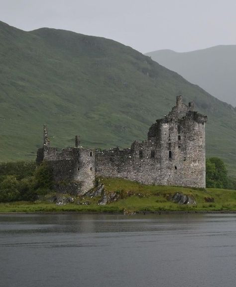 Kilchurn Castle, Chateau House, Gothic Fiction, Castle Mansion, Beautiful Images Nature, Dream Travel Destinations, Future Travel, Incredible Places, Fantasy Inspiration