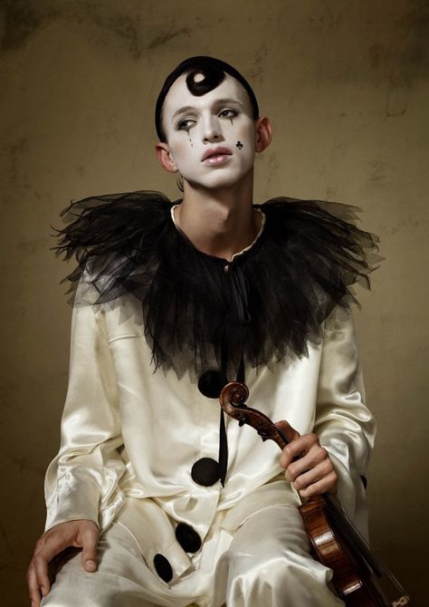 Pierrot Costume, Cirque Vintage, Olaf Costume, Erwin Olaf, Pierrot Clown, Dark Circus, Send In The Clowns, Night Circus, Vintage Clown