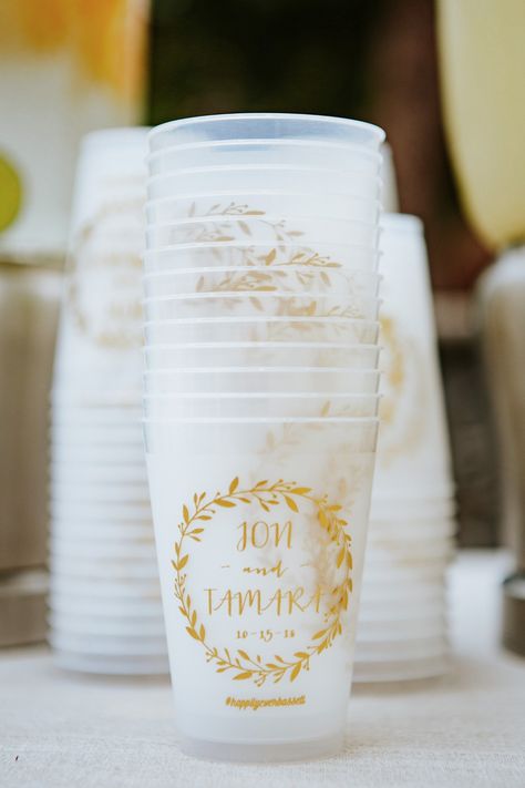 Fun Favors, Wedding Plastic Cups, Souvenir Design, Outdoor Rehearsal Dinner, Giveaway Ideas, Fairy Tail Wedding, Wedding Flowers Sunflowers, Party Drinks Alcohol, Cheap Backyard