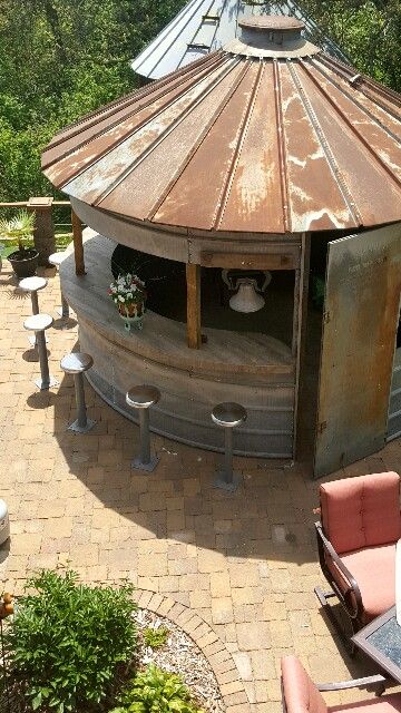 Grain Bin Outdoor Kitchen/Bar Chalet Modern, Antique Crafts, Outdoor Kitchen Bar, Bar En Plein Air, Grain Bins, Silo House, Grain Silo, Bar Exterior, Outdoor Gazebo