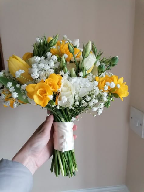 Bridal Bouquet Yellow And White, Yellow Prom Bouquet, Yellow Flower Bouquet, Yellow Bridal Bouquet, Prom Flowers Bouquet, Bride Bouquets White, Yellow Bridal Bouquets, Cake And Flowers, Prom Bouquet