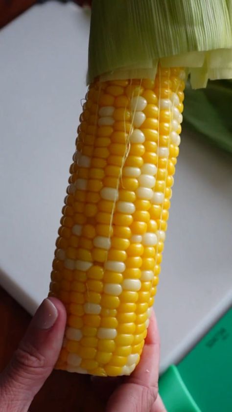 You can microwave corn on the cob easily and save on stove or grill space. Fresh summer sweet corn, ready in minutes with this no-nonsense recipe. Sweet Corn In Microwave, Microwave Corn On The Cob, Cooking Sweet Corn, Microwave Corn, Microwave Baking, Mini Apple Pies, Ears Of Corn, Corn Husk, Corn On The Cob