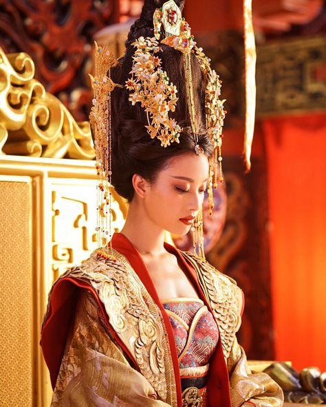 倪妮工作室ninistudio på Instagram: “#倪妮 #NiNi #Captainmiao #China #Celebrity #Actress #ChineseActress #Beauty #Beautiful #TheWarriorsGate #勇士之门 #Film #Movie #2016” Chinese Historical Fashion, Empress Dress, Story Of Kunning Palace, Ancient Dress, Chinese Traditional Costume, Celebrity Actress, Queen Outfit, Chinese Hairstyle, Chinese Clothing