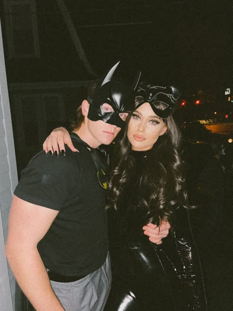 Cat Women Couples Costume, Celebrity Halloween Costumes Couples, Catwoman Batman Costume, Batman Costume Ideas, Bat Couples Costume, Couple Goal Halloween Costumes, Couple Halloween Costumes Batman, Bat Man Cat Woman Costumes, Car Woman And Batman Costume