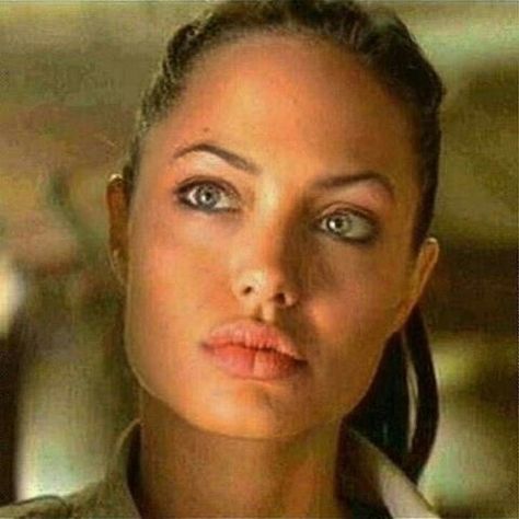 Lara Croft Angelina Jolie, Tomb Raider Angelina Jolie, Angelina Jolie Lips, John Voight, Angelina Jolie 90s, Angelina Jolie Style, Executive Woman, Angelina Jolie Photos, Woke Up This Morning