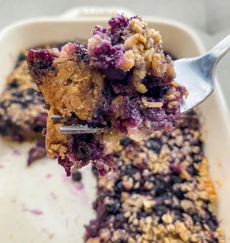 Vegan + GF : Baked Blueberry Oatmeal! 200 calories per serving! Mix these ingredients together, throw them in the oven, and bake while you’re getting ready in the morning. This is a nutritious breakfast that will satisfy your sweet tooth & keep you feeling full! Recipe: Ingredients2 cup GF quick oats4 tbsp melted coconut oil/vegan… Vegan Blueberry Baked Oatmeal, Baked Blueberry Oatmeal, Quick Oat Recipes, Brunch Favorites, Blueberry Baked Oatmeal, Blueberry Oatmeal Bake, Nachos Recipe Easy, Daniel Fast Recipes, Blueberry Oat