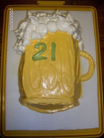 Beer Mug - Here is a cake that I made in the shape of a beer mug. It was for a friend's 21st birthday! Enjoy. Any suggestions? Beer Shaped Cake, Beer Mug Cake, Happy Beer, Home Cooked Food, Comfort Home, 21st Cake, Cake Drawing, Beer Cake, Shaped Cake