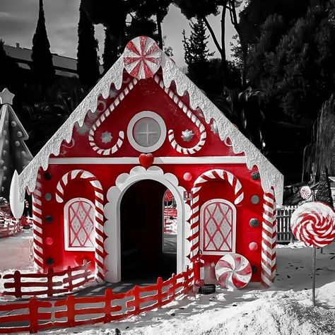 Gingerbread Santas Workshop, Diy Gingerbread House Front Porch, Santas Workshop Gingerbread House Ideas, Diy Giant Gingerbread House, Ginger Bread House Decorations Outdoor, Gingerbread House Photoshoot, Giant Gingerbread House Diy, Gingerbread House Life Size, Diy Gingerbread House Outdoor