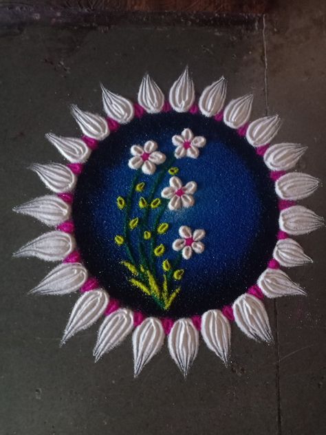 Rangoli Designs For Kali Chaudas Easy, Kali Chaudas Rangoli Design Simple, Kudrati Drasy Drawing, રંગોળી દિવાળી, Round Rangoli Design Diwali, Galicha Rangoli Designs, Kali Chaudas Rangoli, Simple Flower Rangoli, Poster Rangoli