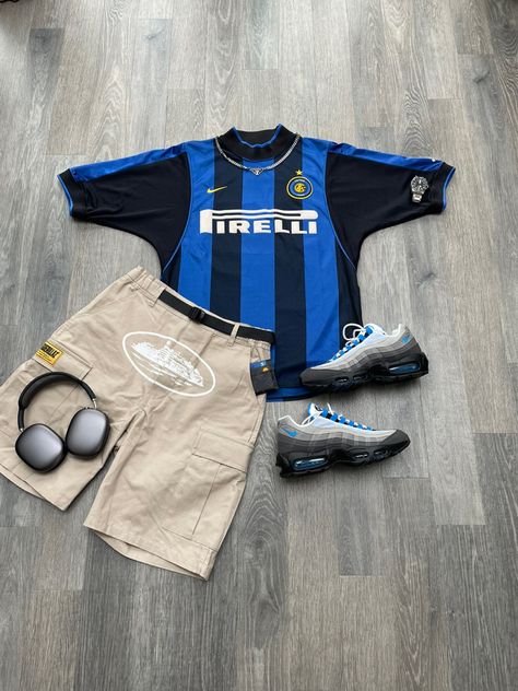 Milan Outfits, Football Jersey Outfit, Outfit Nike, Outfit Retro, Outfits Retro, Soccer Outfits, Retro Football Shirts, Classic Football Shirts, Football Fashion