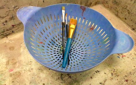 8 Everyday Items You Need in Your Art Room - The Art of Education University Art Room Sink, Art Room Classroom Decor, Art Classroom Hacks, Art Teacher Hacks, Art Teacher Room, Art Room Hacks, Art Room Ideas Classroom, Cool Art Supplies, Art Classroom Organization