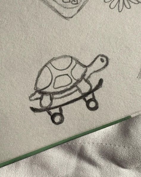 Turtle Skateboard, Cute Little Sketches, Cute Animals To Draw, Small Doodle Ideas, Inspo Drawing, Carcase Iphone, Lil Doodles, Little Sketches, Skateboard Designs