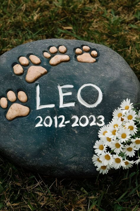 Hand-painted pet memorial stone with paw prints and white daisies. Pet Keepsake Ideas Diy, Animal Memorial Ideas, Dog Memory Ideas, Dog Grave Ideas, Dog Headstone, Dog Memorial Ideas, Pet Memorial Ideas Dogs, Worst Day Of My Life, Dog Memorial Stone