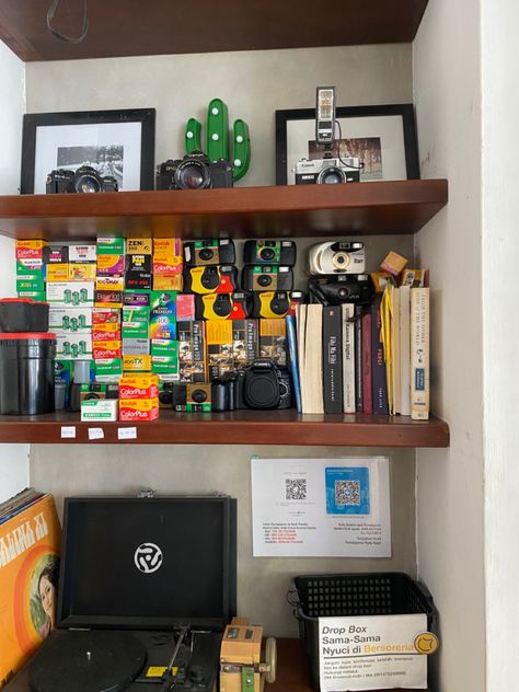 Film Camera Display, Film Camera Decoration, Camera Display Ideas Shelves, Camera Shelf Display, Camera Display Ideas, Camera Collection Display, Camera Shelf, Camera Display, Camera Decor