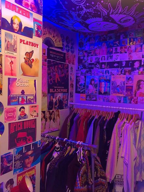 Vintage Room Inspo Retro, Room Decor Retro Vintage, 80s Aesthetic Room Ideas, Alt Room Aesthetic Bedroom, Thug Room Ideas, Room Ideas 90s Aesthetic, 80s Bedroom Aesthetic Retro, Room 90s Style Vintage, Weeb Room Ideas Aesthetic