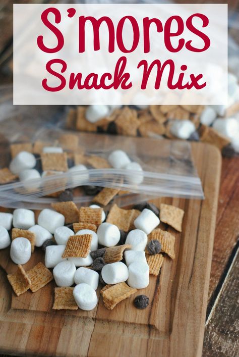 Surprise them on the go with this fun and simple smores snack mix recipe idea!! Yogurt Raisins, Thanksgiving Side Dishes Crockpot, Smores Snacks, Thanksgiving Recipes Side Dishes Veggies, Preschool Snack, Soccer Snacks, Coco Puffs, Snack To Make, Classroom Snacks