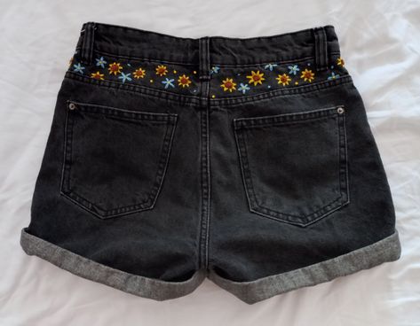 Black Jeans Embroidery Diy, Embroidery Shorts Diy, Jean Short Embroidery, Denim Shorts Embroidery, Black Jean Embroidery, Embroidered Shorts Diy, Embroidered Jean Shorts Diy, Embroidery Designs Pants, Embroidered Jeans Diy Simple