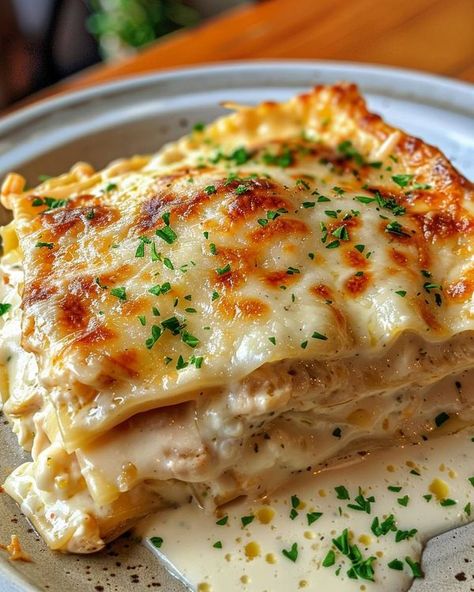 Recipes Cookery | Creamy Chicken Lasagna with White Sauce | Facebook Creamy Chicken Lasagna, Lasagna With White Sauce, Pasta Mama, Pasta Recepies, Turkey Entrees, Lasagna Food, Chicken Lasagne, Pesto Lasagna, Lasagna Recipe With Ricotta