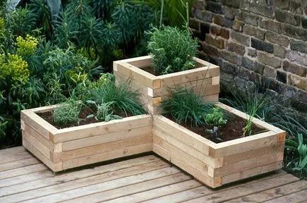 Both beginning and experienced gardeners love raised garden beds. Here are 30 cool ideas for raised garden beds, from the practical to the extraordinary. 30 Raised Garden Bed Ideas via @tipsaholic #garden #gardenbeds #raisedgardenbeds #gardening Pallet Herb Garden, Diy Wooden Planters, Vegetable Garden Beds, Container Herb Garden, Raised Garden Bed Plans, Garden Boxes Diy, Garden Boxes Raised, Outdoor Patio Diy, Garden Planter Boxes