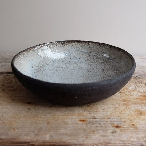 Ceramic Bowl Glazing Ideas, Keramiikka Ideas, Large Ceramic Bowls Handmade, Ceramic Bowl With Fruit, Fruit Bowl Pottery Handmade Ceramic, Black Clay Pottery, Pottery Bowls Handmade Contemporary, Black Ceramic Bowl, Ceramic Cutlery