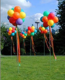 Balloon topiaries.   cheap and easy to do, big impact....and soooo cute!!! for any age ;-) Balloon Topiary, Diy Event, Carnival Birthday Parties, Carnival Themes, Carnival Birthday, Circus Birthday, Topiaries, Circus Party, Carnival Party