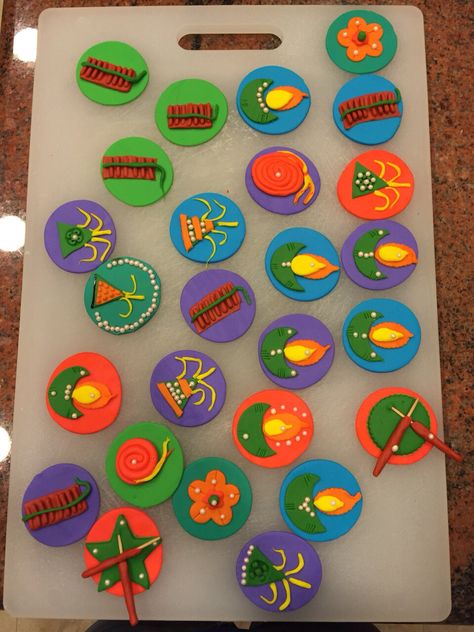 Fondant covers for cupcakes for Diwali ornaments. Diwali Cupcakes, Diwali Chocolates, Diwali Cookies, Diwali Cake, Indian Cakes, Diwali Treats, Diwali Designs, Diwali Craft For Children, Chocolate Chip Shortbread