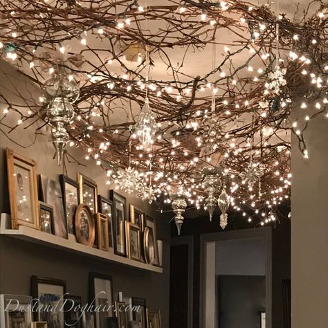 Christmas Ceiling Decorations Ideas, Christmas Lights On House, Takken Decor, Christmas Ceiling Decorations, Christmas Hallway, Christmas Lights Outside, Christmas House Lights, Christmas Lighting, Branch Decor