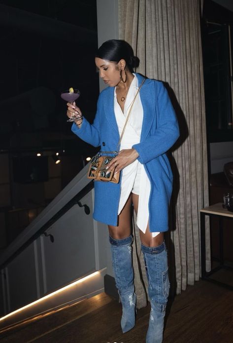 Outfits With Denim Boots, Blue Boots Outfit, Denim Boots Outfit, On The Go Outfits, Simplicity Fashion, Outing Outfit, Blue Boots, Denim Chic, Dope Fashion