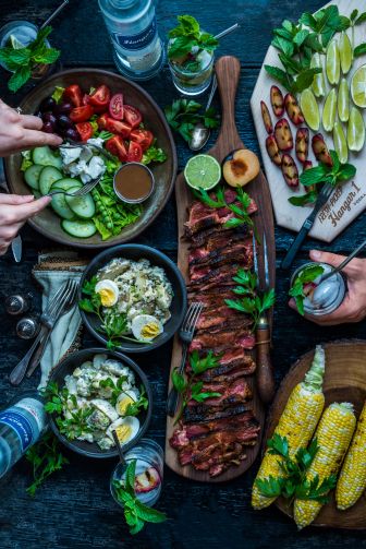 Tomahawk Steak Plating Presentation, Food Platters Dinner, Plum Vodka, Canapes Ideas, Dennis Prescott, Vodka Mojito, Dinner Photography, Meat Board, Dinner Board