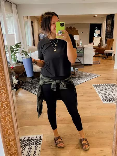 Edgy Mom Style Summer, Plus Size College Outfits Summer, Black Leggings Summer Outfit, Skater Mom Outfits, Summer Leggings Outfits Casual, Curvy Outfits Spring, Cute Mom Outfits Summer, Mom Summer Outfits Curvy, Salon Attire