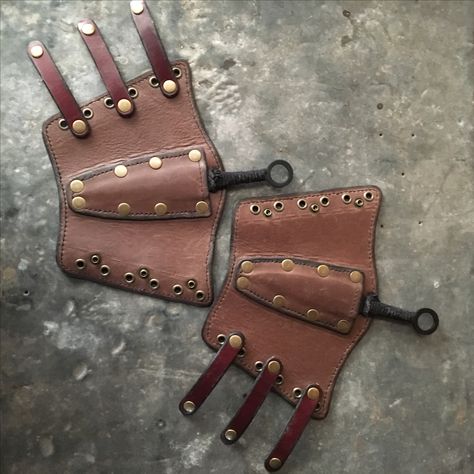 Steampunk Leather Bracers Steampunk Leather Projects, Leather Gauntlet Pattern, Leather Bracers Women, Leather Bracers Pattern, Leather Vambrace, Bracers Diy, Leather Arm Bracers, Larp Diy, Steampunk Gloves