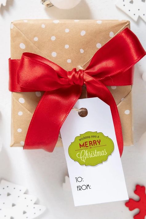 Learn how to make gift tags with a Cricut in this simple post! Print then cut on your Cricut machine can be used to make gift tags for any occasion! Free Printable Christmas Gift Tags, Maker Project, Christmas Gift Tags Printable, Christmas Sweets, Free Christmas Printables, Create And Craft, Cricut Machine, Printable Tags, All Holidays